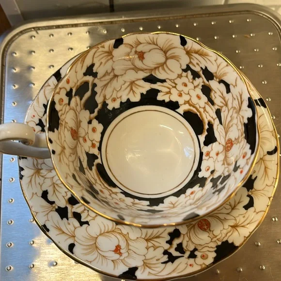 Victoria C & E bone china Peony hand painted tea cup & saucer - Picture 4 of 8